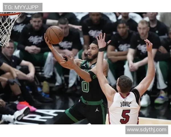 哈茨与凯尔特人激战正酣谁将赢得这场精彩对决的胜利 哈茨与凯尔特人激战正酣谁将赢得这场精彩对决的胜利